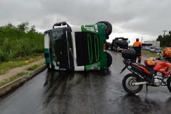 Caminhoneiro alcoolizado é detido após provocar acidente na BR-101. Caminhoneiro alcoolizado é detido após provocar acidente na BR-101.