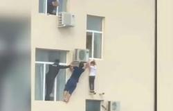 Homem salva garoto que estava pendurado em um prédio Homem salva garoto que estava pendurado em um prédio