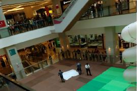 Homem morre ao cair do 3º andar no Shopping Patteo, em Olinda Homem morre ao cair do 3º andar no Shopping Patteo, em Olinda
