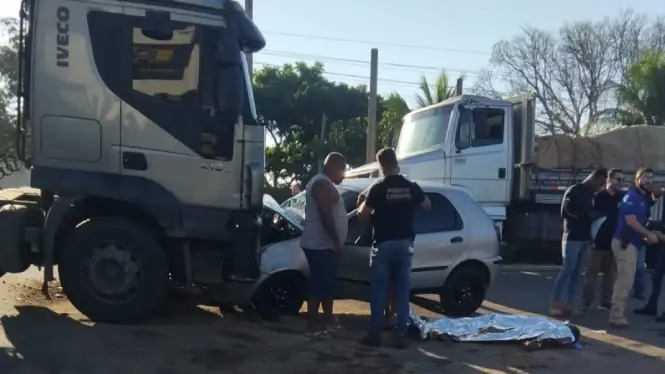 otorista morre após colisão frontal entre carro e carreta na BR-408, em Carpina