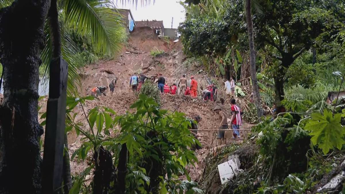 🚨 Tragédia em Olinda: mulher e bebê de 6 meses são encontrados mortos após deslizamento de barreira