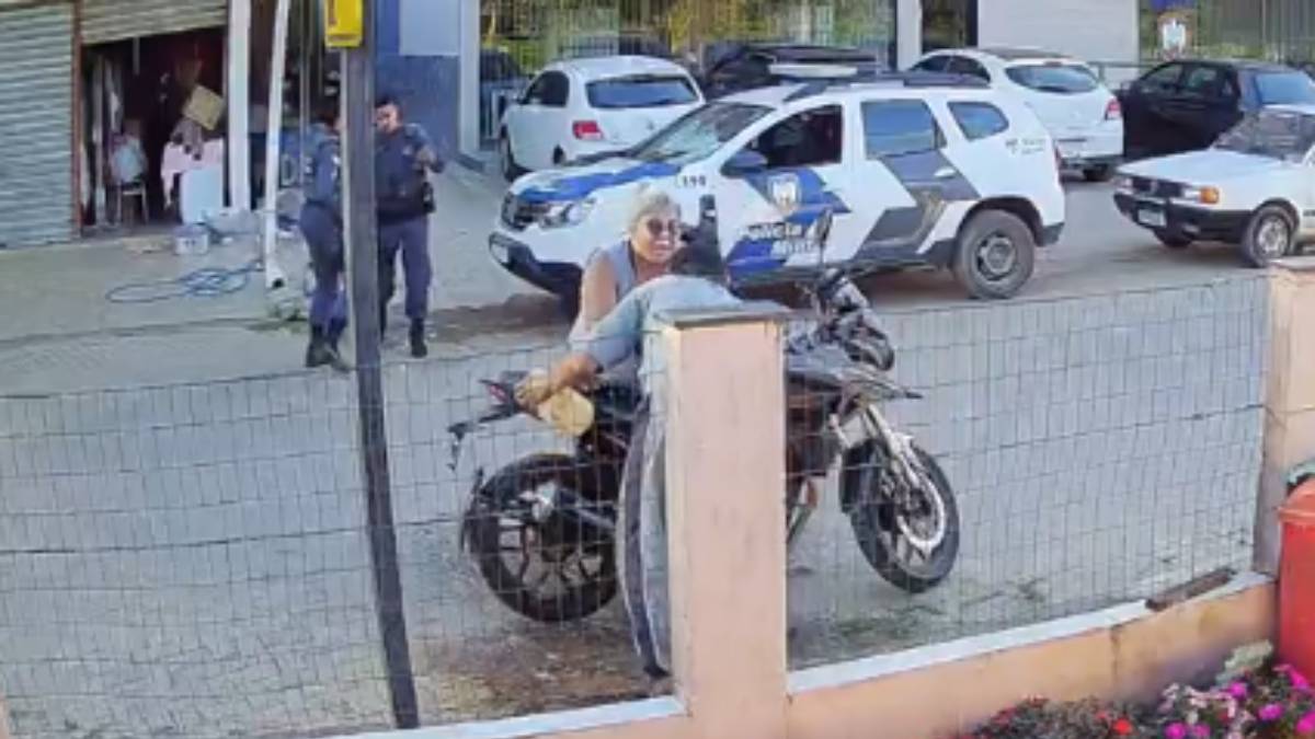 Mulher morre após tentar impedir filho de incendiar moto durante abordagem policial no ES
