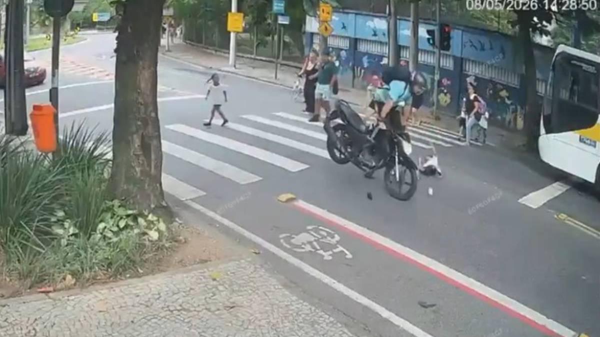 Criança é atropelada por motociclista que avançou sinal na Gávea; vídeo mostra momento do acidente