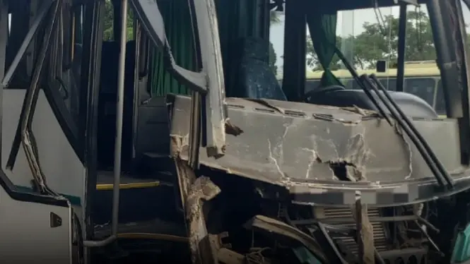 Acidente entre ônibus e caminhão deixa passageiros feridos na BR-408