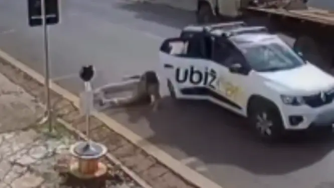 Ela pulou de um carro de aplicativo em movimento para não pagar