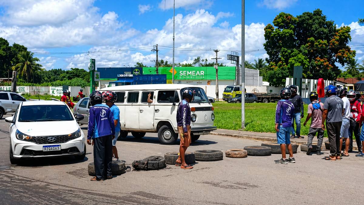 🚨 Protesto de mototaxistas e entregadores por aplicativo fecha ruas e trevo em Carpina