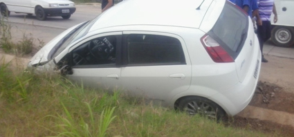 O carro colidiu de frente, felizmente ninguém ficou ferido gravemente.