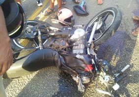 A moto colidiu contra um caminhão carredgado de cimento