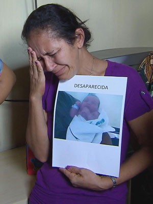 Avó mostra a foto de bebê desaparecida em Chã de Alegria - PE