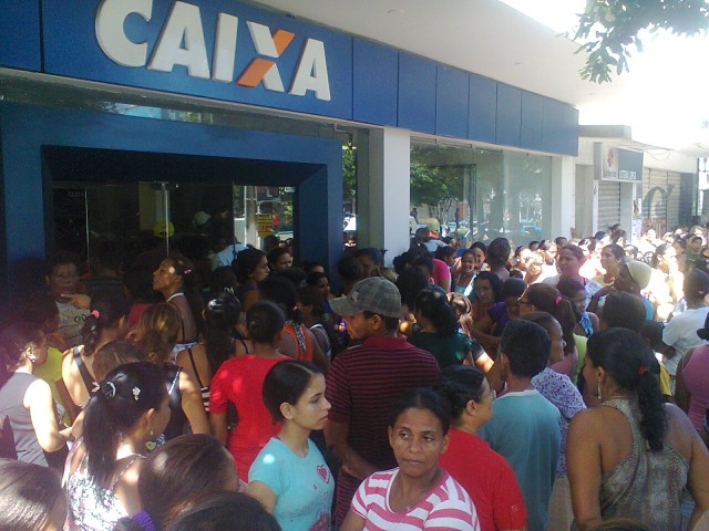 Agencia da Caixa lota em Carpina - Imagem: Site Dizendo Tudo