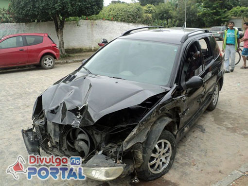 Na fuga o veículo caiu em uma vala de esgoto - Foto: Divulgação/PM