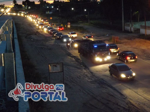 Trecho congestionado na cidade de Carpina ao lado do viaduto