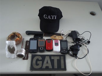Objetos apreendidos na revista feita pelo GATI