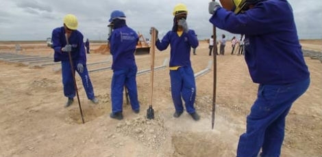 Operários iniciam a construção da fábrica da Fiat em Goiana, PE.