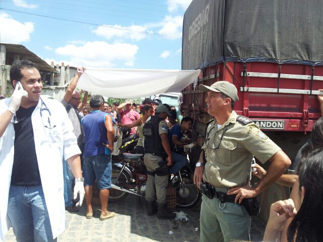 O motoqueiro sendo atendido por paramédicos no local Imagem:Bog Don Digital