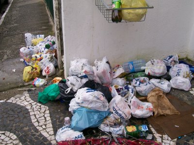 Moradores pretendem recolher o lixo e jogar na frente da Prefeitura