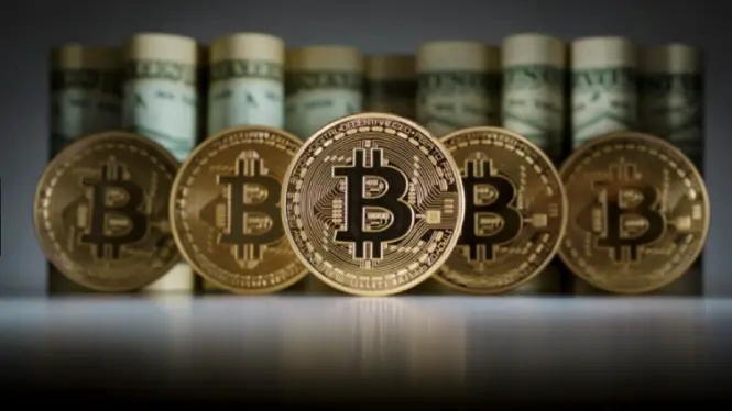 Bitcoin recua após máxima de três meses