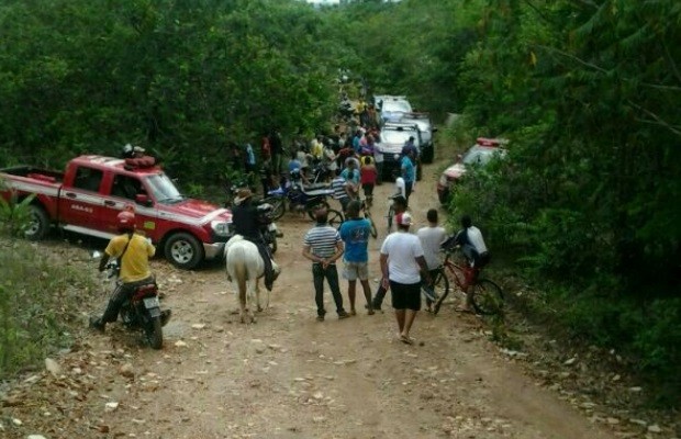 Uma multidão se reuniu no local após os corpos serem encontrados