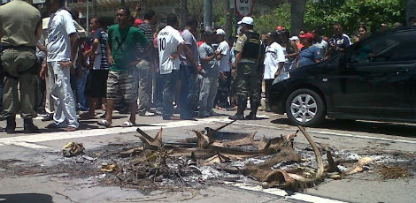 O trânsito ficou interrompido devido ao protesto