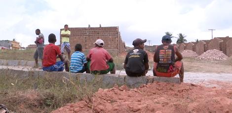 Os garotos trabalhavam como pedreiroa na obra