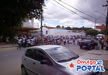 Estudantes correm no meio da Avenida causando tumulto