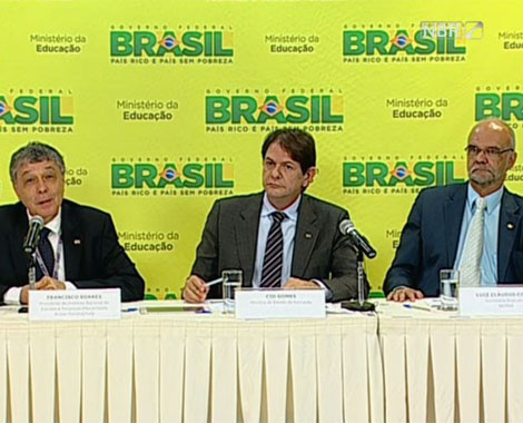 O presidente do Inep, Francisco Soares, o ministro da Educação, Cid Gomes, e o secretário do MEC, Luiz Cláudio Costa em coletiva sobre o Enem (Foto: Reprodução/NBR TV)