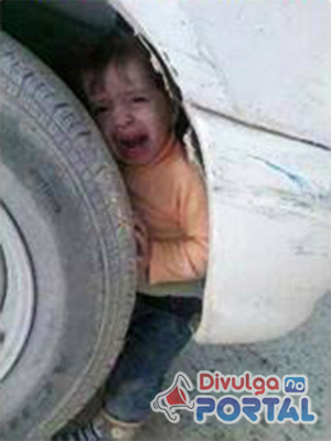 A criança entrou no compartimento da roda do caminhão e não conseguiu sair.