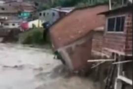 Vídeo - Casa desaba em Macaparana após enxurrada.
