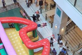 Homem morre ao cair do 2º andar do Shopping Patteo em Olinda Homem morre ao cair do 2º andar do Shopping Patteo em Olinda