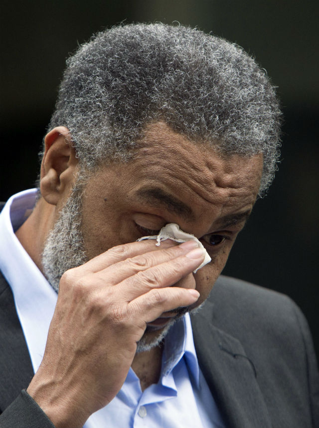 Anthony se emocionou depois que foi libertado da prisão (Foto: Hal Yeager/AP)