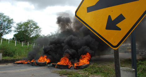 Moradores bloquearam a via com fogo em pneus. Foto: Salatiel - Amunam