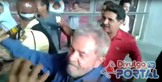 Lula cumprimenta os funcionários.